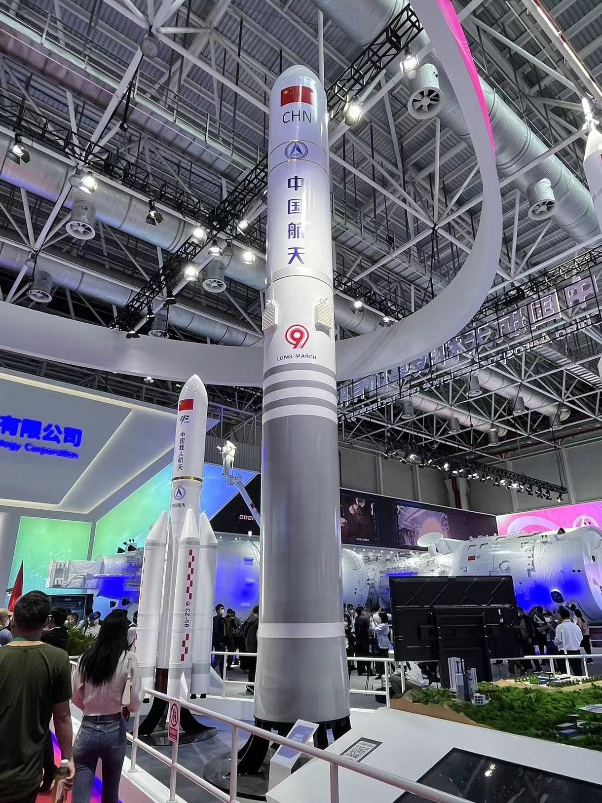 The Long March 9 rocket scale mockup in Zhuhai at the 2022 Airshow China. ©Shujianyang/Wikimedia Commons