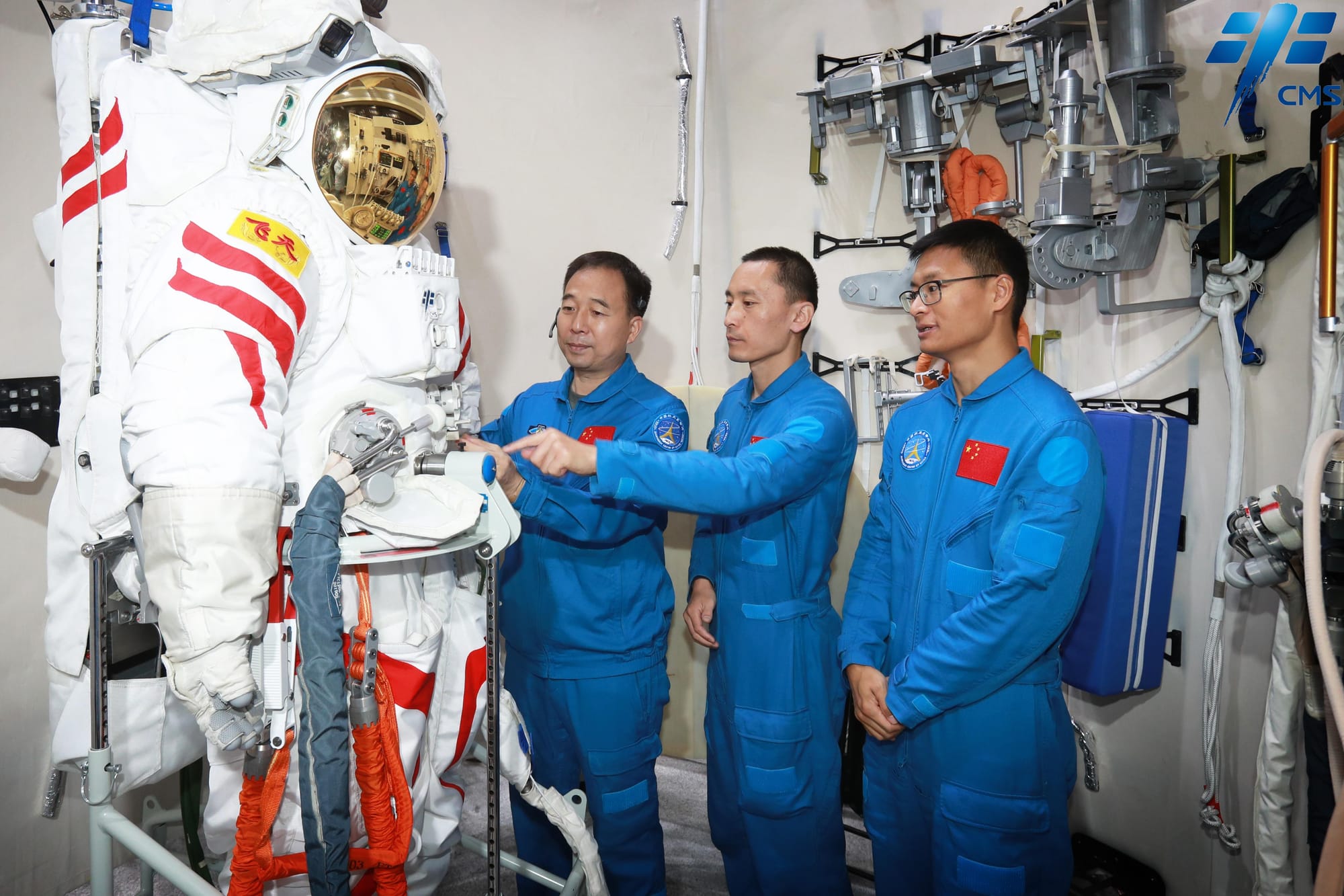 The crew of Shenzhou-16 training with a Feitian space suit, (from left to right) Jing Haipeng, Zhu Yangzhu, and Gui Haichao. ©China Manned Space Agency