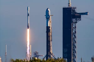 Falcon 9 for IM-1 on the launch pad with a Falcon 9 for USSF-124 taking off. ©SpaceX