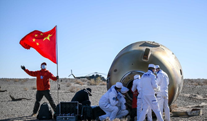 Recovery teams working to help the taikonauts out of their capsule. ©Xinhua