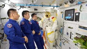The crew of Shenzhou-17 tuning into the launch of Tianzhou-7. ©China Manned Space Agency